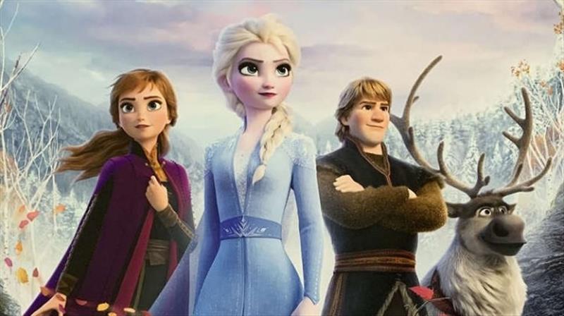 Prestes a estrear no Brasil, a continuação de Frozen já se mostra um grande sucesso, tanto nas telonas, a animação já está perto de chegar ao bilhão de faturamento mundial, quanto nos aparelhos de som e celulares. A trilha sonora do filme que chega por aq