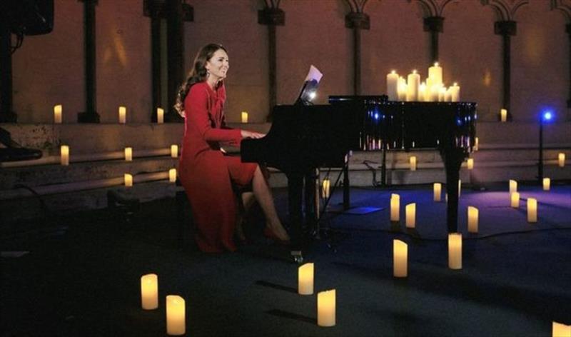 A Duquesa de Cambridge tocou piano na performance de 