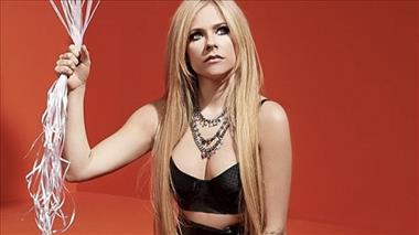 Avril Lavigne e blackbear unem forças no single, 