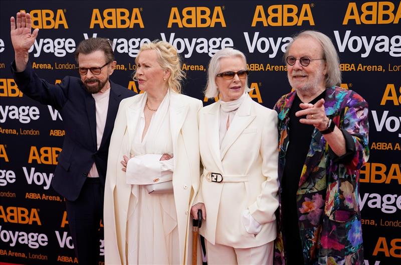 Em Londres, Benny, Bjorn, Frida e Agnetha deram entrevistas e subiram ao palco no final do espetáculo para saudar o público