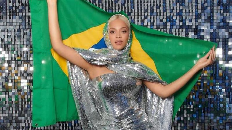 De surpresa, cantora apareceu enrolada na bandeira da Bahia, nesta quinta-feira (21)
