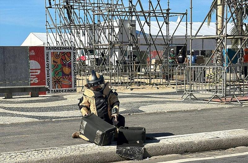 Esquadrão Antibomba da Polícia Civil removeu uma granada de efeito moral nas areias da praia, próximo ao Copacabana Palace. Show gratuito está marcado para 2 de maio